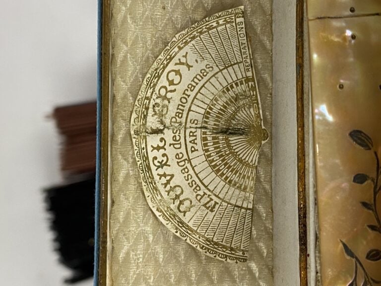 Ensemble d'une dizaine d'eventails à feuille peinte ou dentelle - Les brins en…