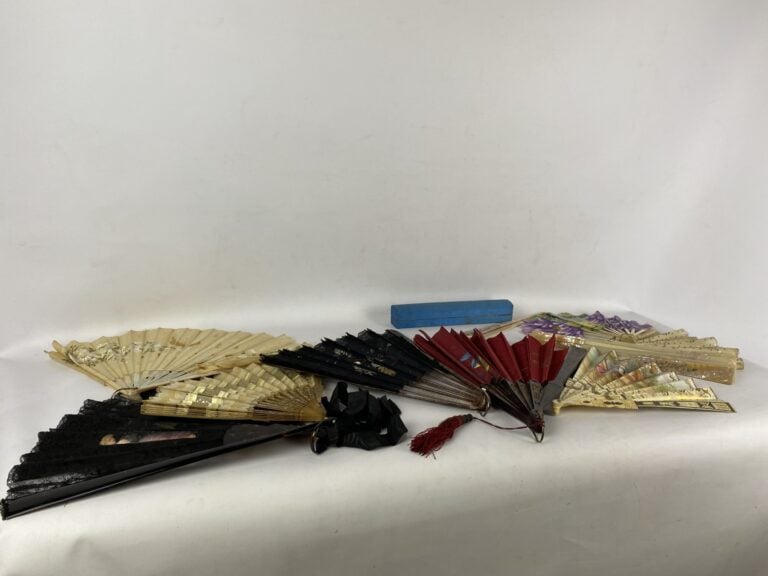 Ensemble d'une dizaine d'eventails à feuille peinte ou dentelle - Les brins en…