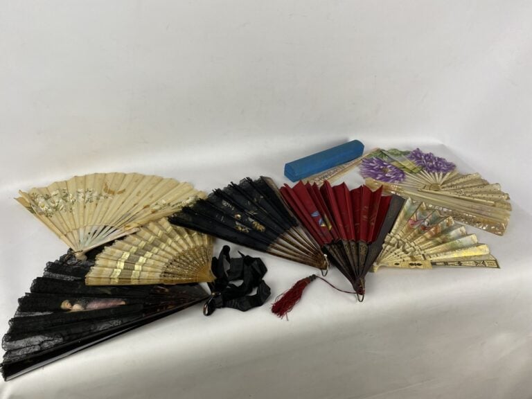 Ensemble d'une dizaine d'eventails à feuille peinte ou dentelle - Les brins en…