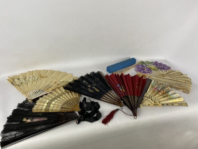 Ensemble d'une dizaine d'eventails à feuille peinte ou dentelle - Les brins en…