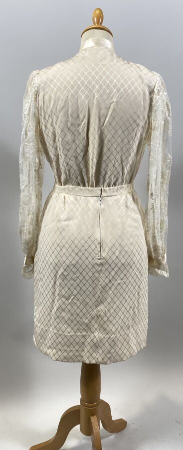 Ensemble jupe et chemisier en soie et dentelle blanc cassé à motif de treillage…
