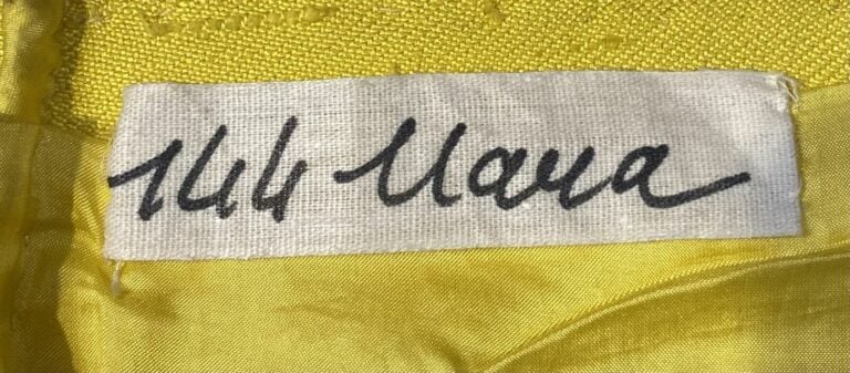 Ensemble robe et veste jaune et bleue en soie sauvage ; la veste courte à poche…