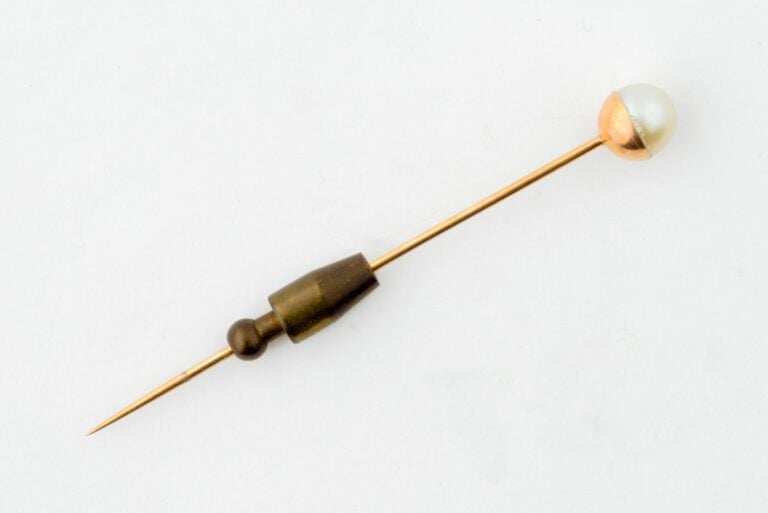 Epingle à chapeau en or jaune ornée d'une perle bouton - Poids brut : 1.4 g - H…