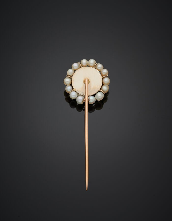 EPINGLE à CRAVATE "cerises" en or jaune (750‰) uni, à motif circulaire serti d'…