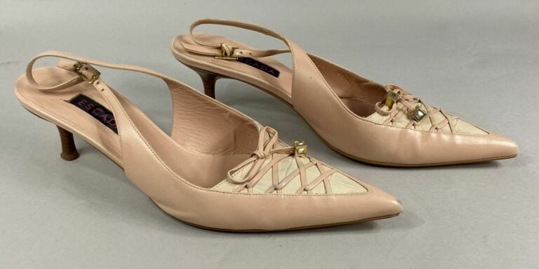 ESCADA - Paire d'escarpins en cuir d'agneau rose à bout pointu à motif de laçag…
