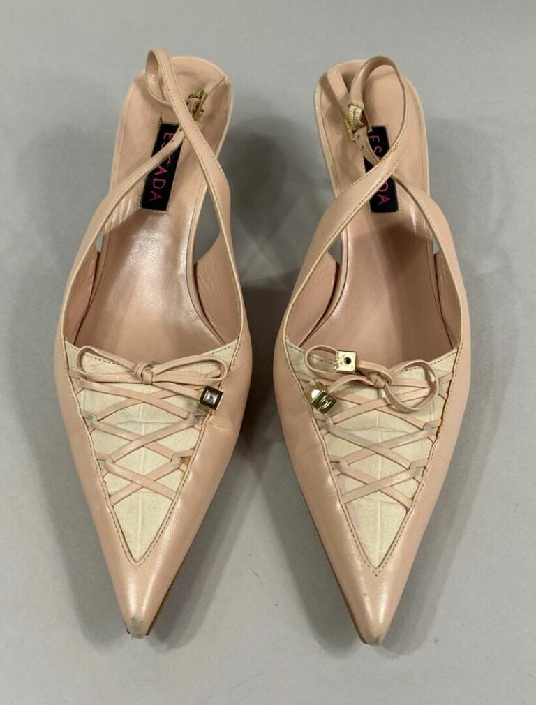ESCADA - Paire d'escarpins en cuir d'agneau rose à bout pointu à motif de laçag…