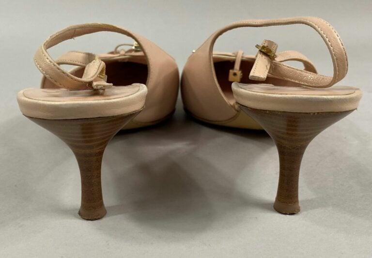 ESCADA - Paire d'escarpins en cuir d'agneau rose à bout pointu à motif de laçag…