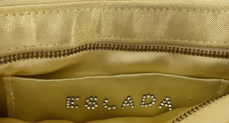ESCADA - Sac du soir à fermeture zippée entièrement pavé de strass jaunes, anse…
