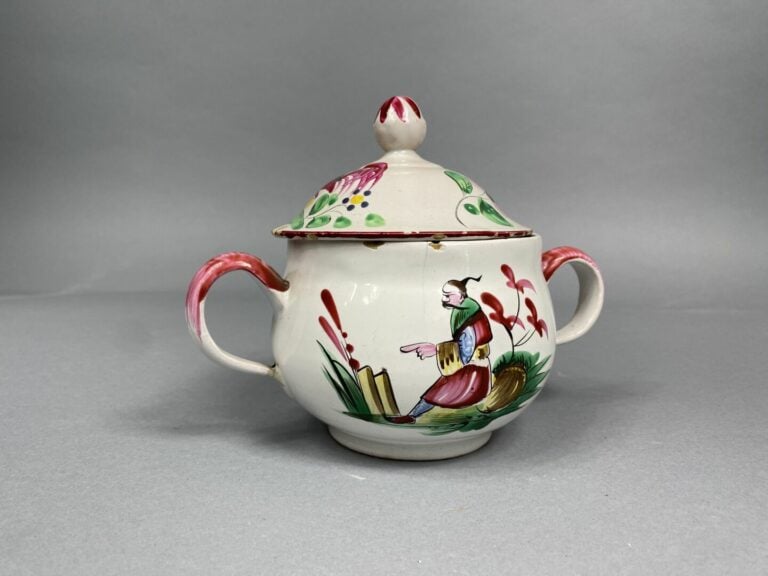 EST, XVIIIe siècle - Bouillon en faïence à deux anses à décor polychrome de Chi…