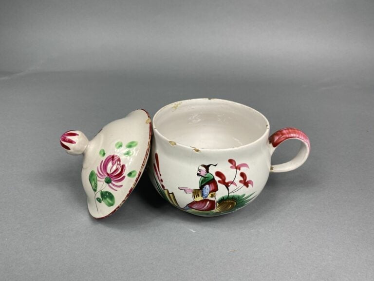EST, XVIIIe siècle - Bouillon en faïence à deux anses à décor polychrome de Chi…