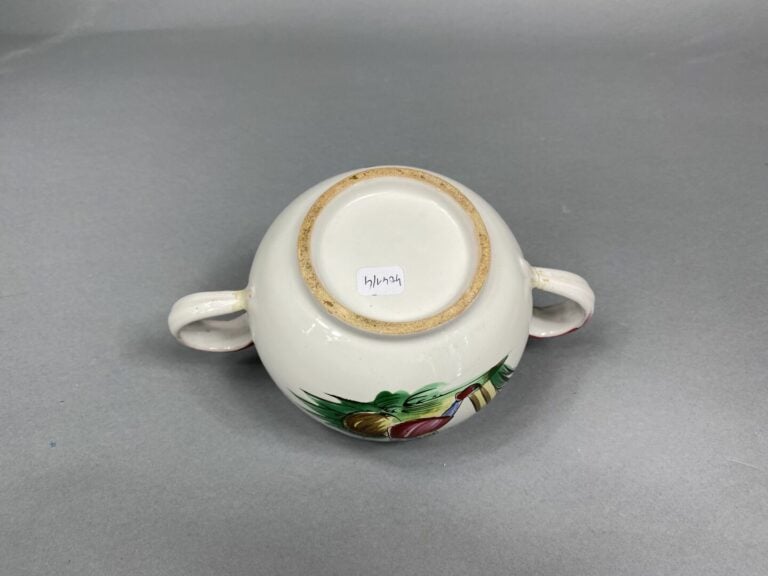 EST, XVIIIe siècle - Bouillon en faïence à deux anses à décor polychrome de Chi…