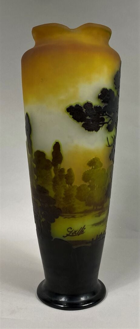 Etablissement GALLE - Vase en verre multicouches à décor dégagé à l'acide d'un…