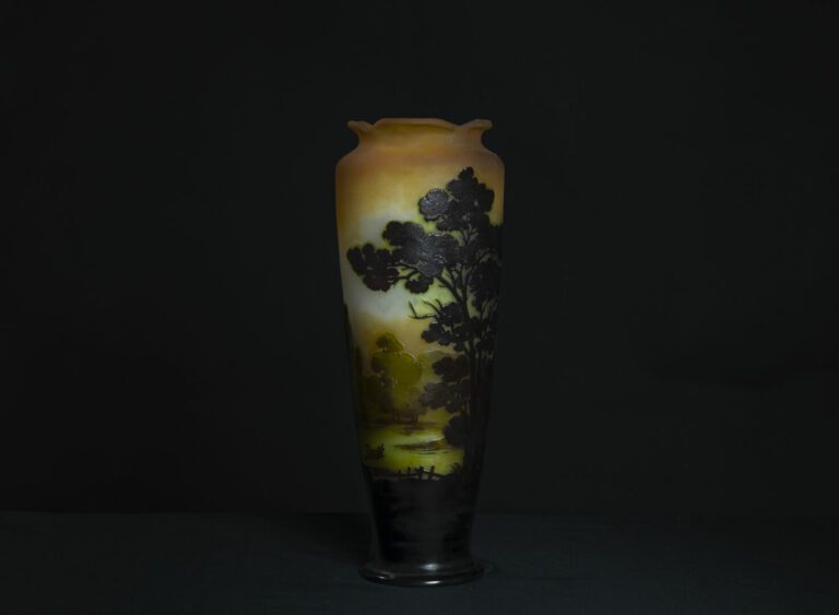 Etablissement GALLE - Vase en verre multicouches à décor dégagé à l'acide d'un…