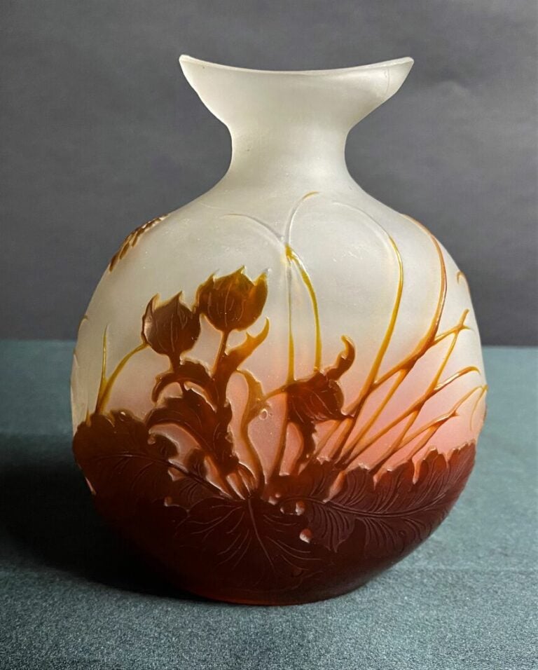 Etablissement GALLE - Vase gourde en verre doublé à décor dégagé à l'acide de m…
