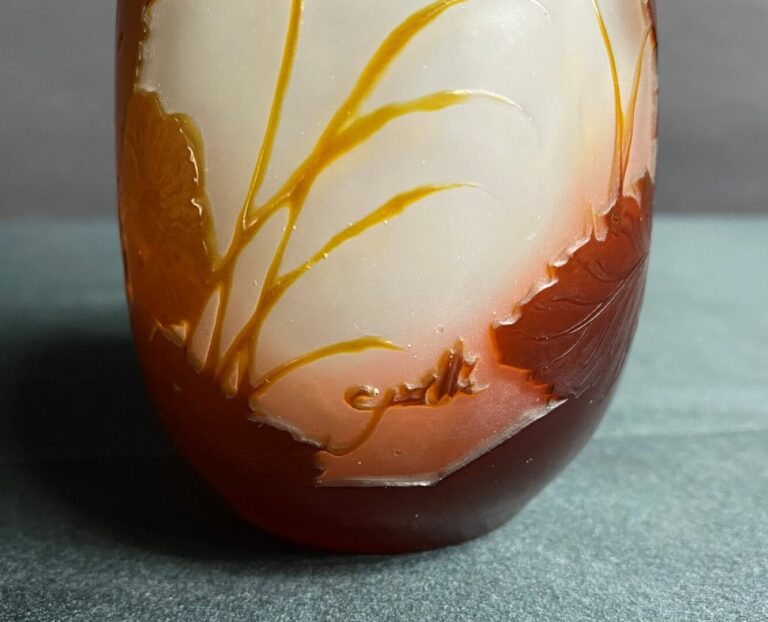 Etablissement GALLE - Vase gourde en verre doublé à décor dégagé à l'acide de m…