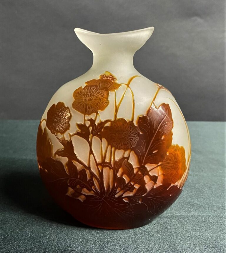 Etablissement GALLE - Vase gourde en verre doublé à décor dégagé à l'acide de m…