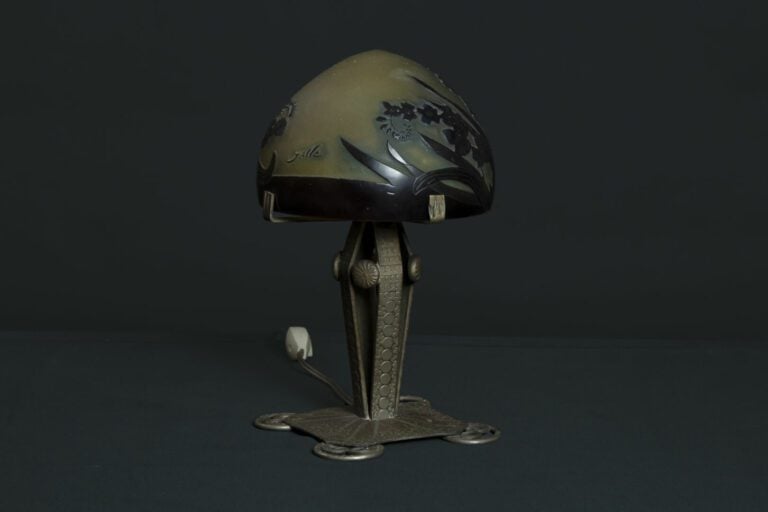 Etablissements GALLE (1846-1904) - Petite lampe de chevet à piètement en fer fo…
