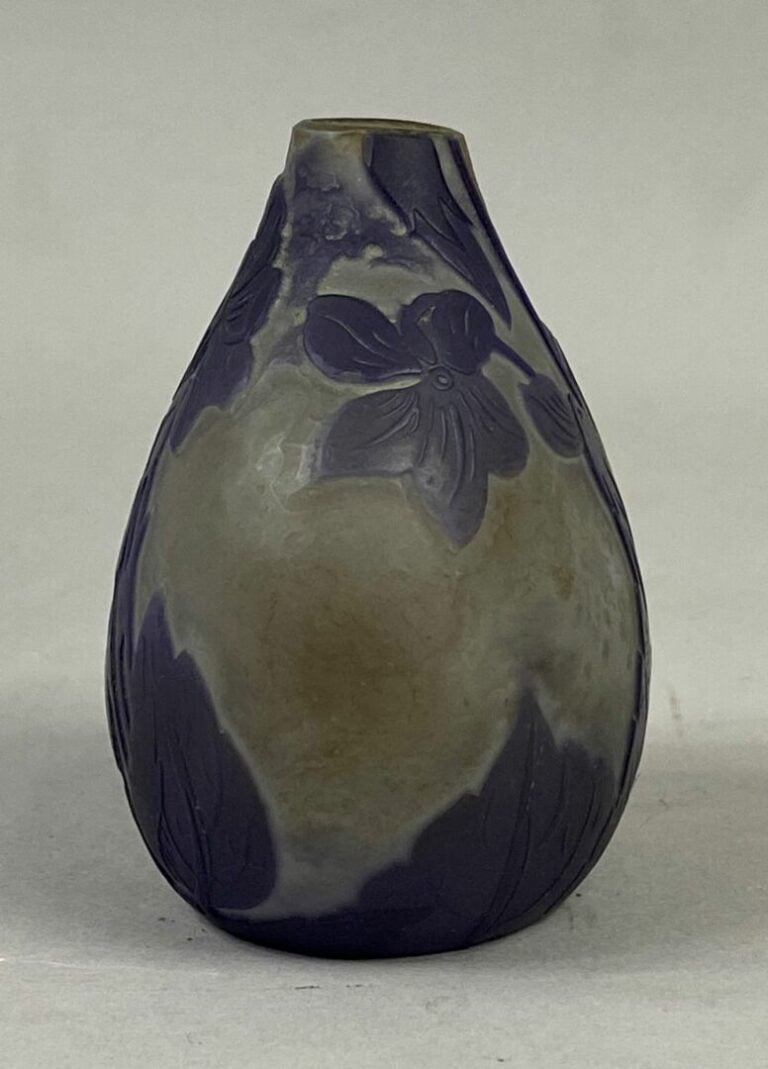 Etablissements GALLE - Petit vase soliflore à panse aplatie - Epreuve en verre…