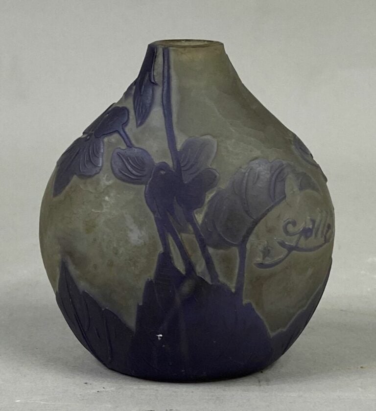 Etablissements GALLE - Petit vase soliflore à panse aplatie - Epreuve en verre…