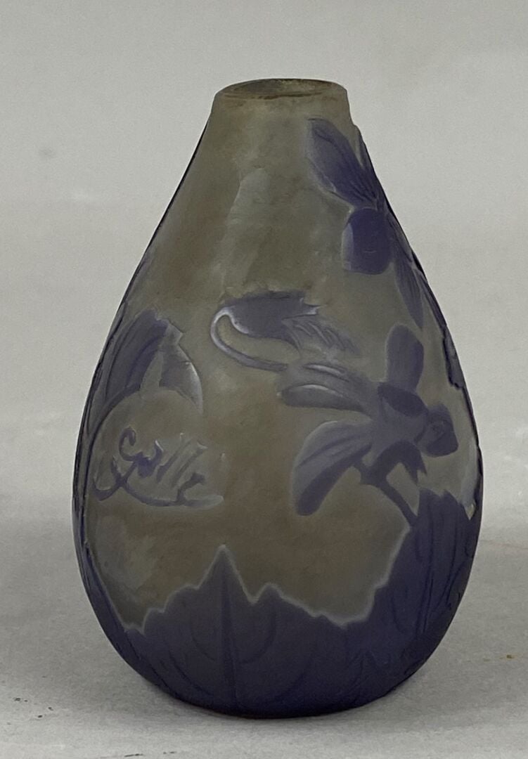 Etablissements GALLE - Petit vase soliflore à panse aplatie - Epreuve en verre…