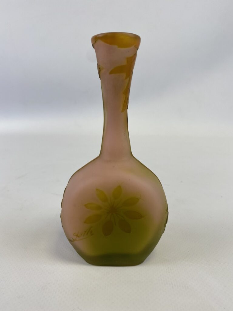 ETABLISSEMENTS GALLE. - Vase soliflore en verre double couche, à décor dégagé à…