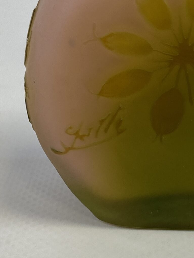 ETABLISSEMENTS GALLE. - Vase soliflore en verre double couche, à décor dégagé à…