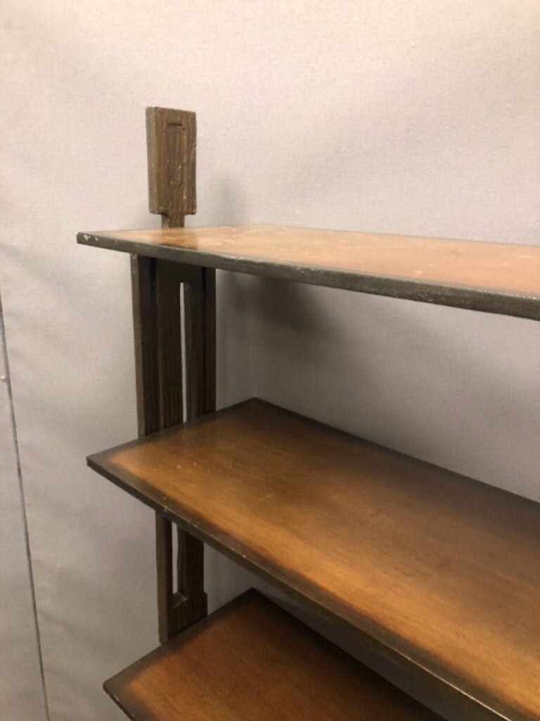 Etagere en bois, les montants anthropomorphes en métal dans le style cubiste. -…