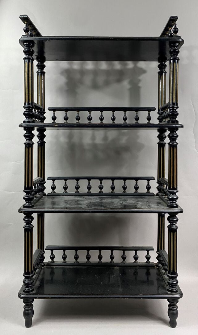 Etagère en bois noirci à quatre niveaux, piètement formé de colonnes cannelées…