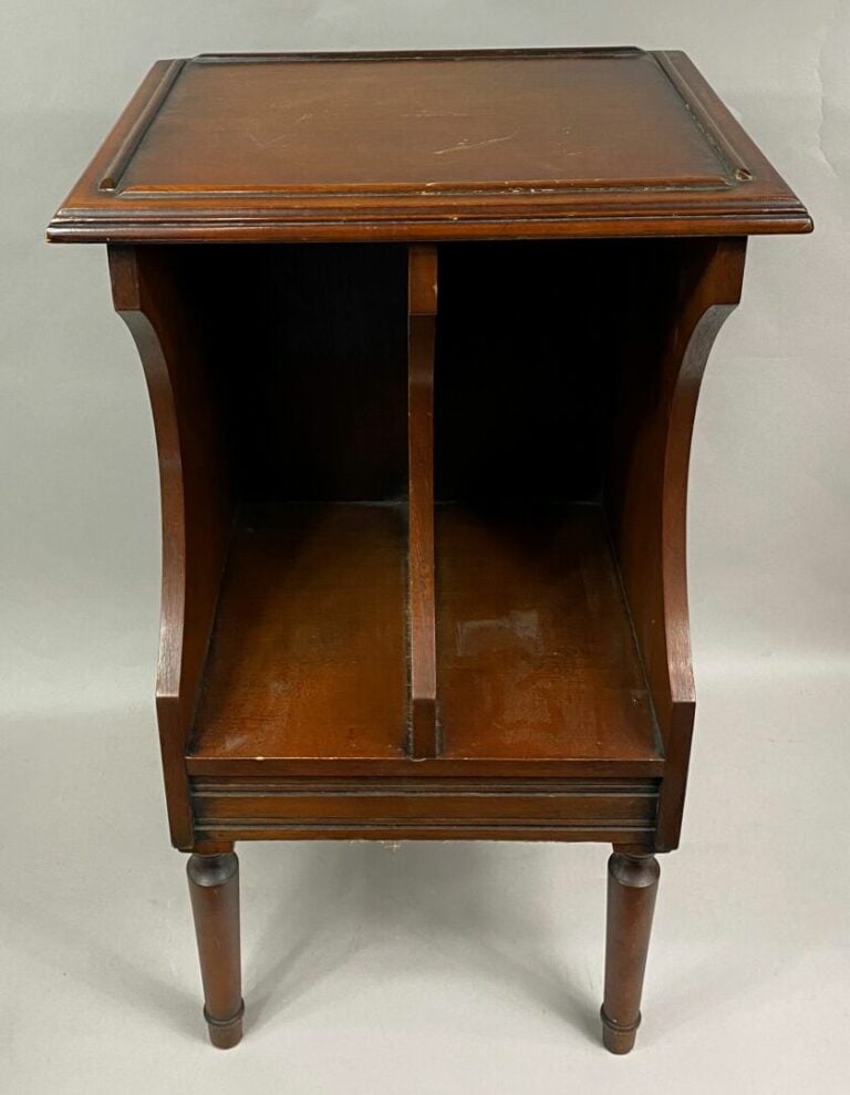 Etagère en bois noirci à quatre niveaux, piètement formé de colonnes cannelées…