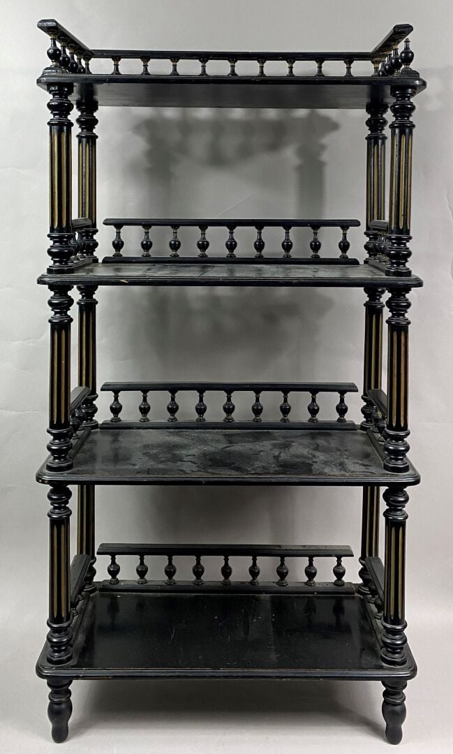 Etagère en bois noirci à quatre niveaux, piètement formé de colonnes cannelées…