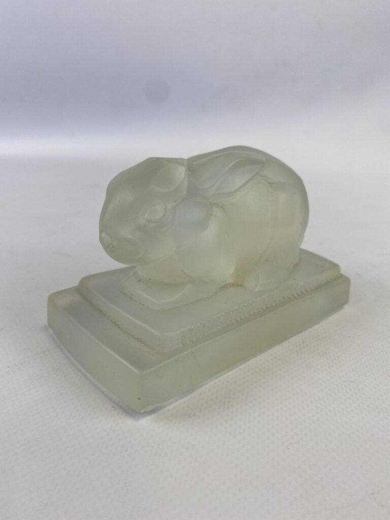 ETLING. - Lapin en verre moulé pressé blanc opalescent. - Eclat sur un coin du…