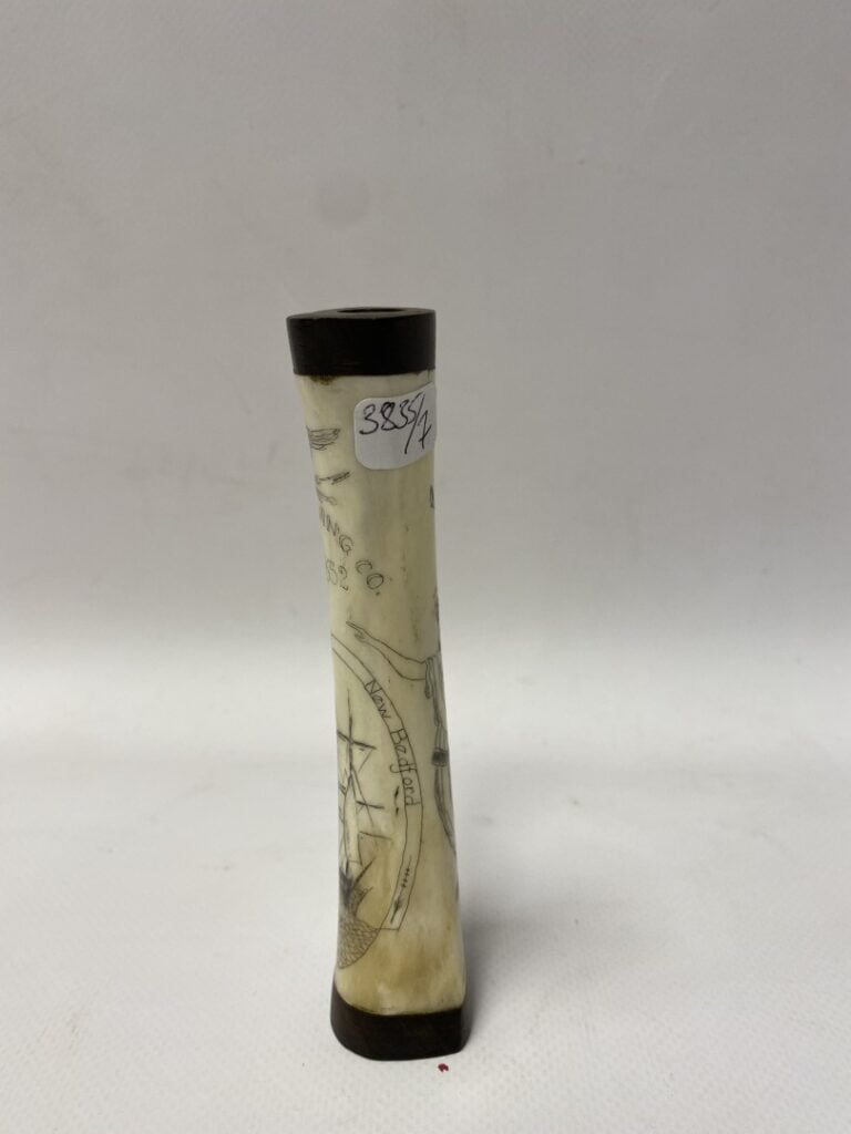 Etui à aiguilles en os de baleine, à décor gravé d'un trois mâts, d'une allégor…