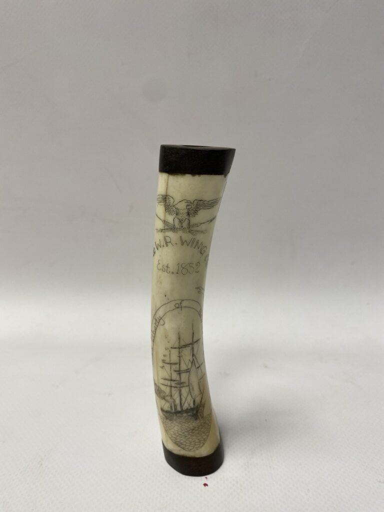 Etui à aiguilles en os de baleine, à décor gravé d'un trois mâts, d'une allégor…
