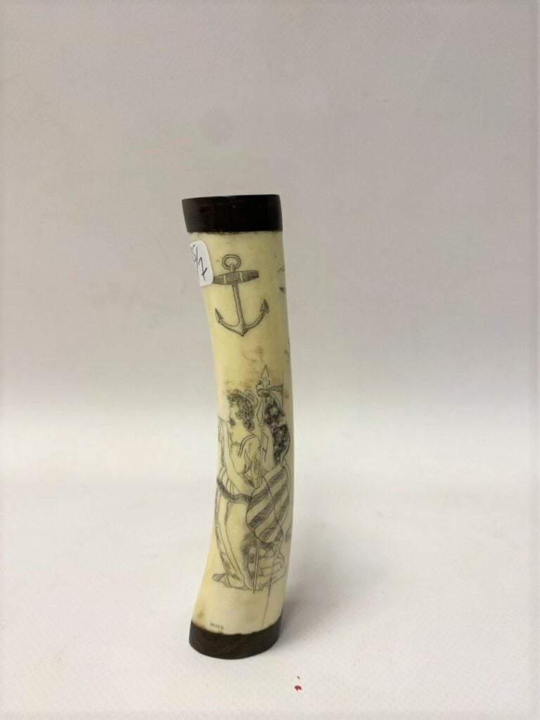 Etui à aiguilles en os de baleine, à décor gravé d'un trois mâts, d'une allégor…