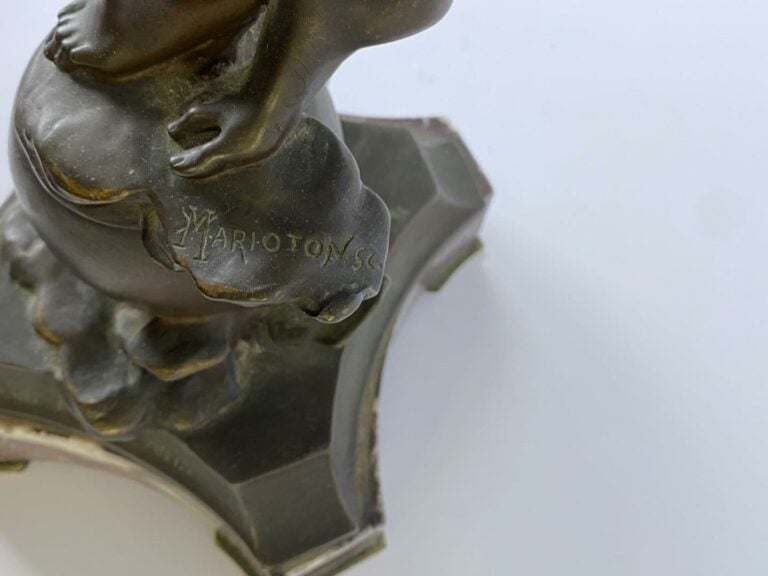 Eugène MARIOTON (1854-1933). - Phoebe - Bronze à patine brune, signé, sur socle…