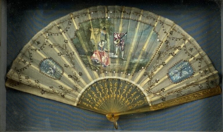 Eventail encadré sous verre, la feuille à décor peint d'une scèle galante dans…