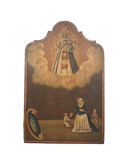 Ex-voto en bois peint représentant une femme et deux enfants priant devant une…