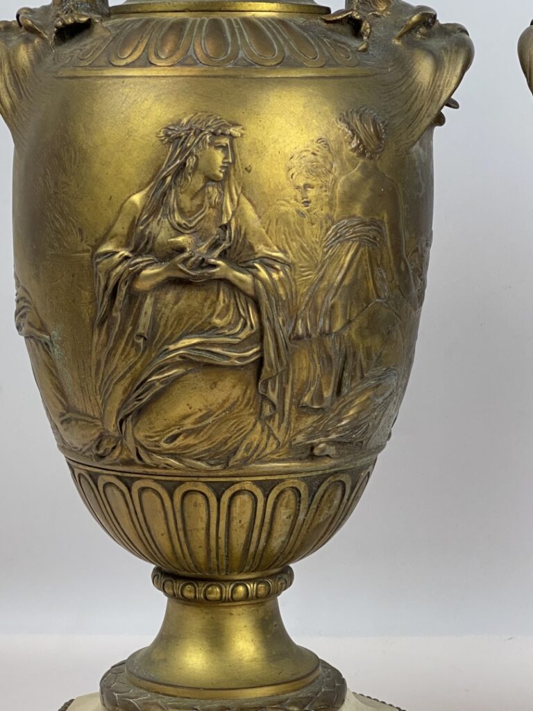 F. BARBEDIENNE Fondeur - Paire de vases balustre couverts en bronze patiné posa…