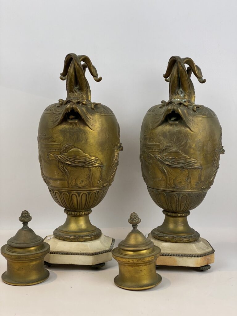 F. BARBEDIENNE Fondeur - Paire de vases balustre couverts en bronze patiné posa…