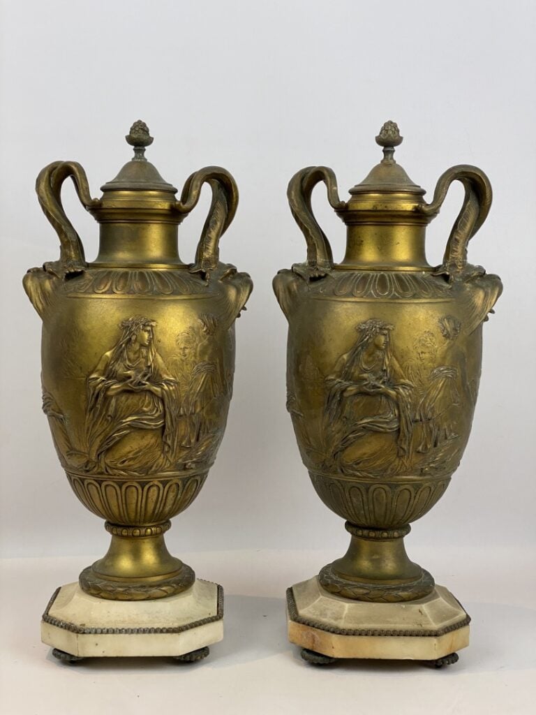 F. BARBEDIENNE Fondeur - Paire de vases balustre couverts en bronze patiné posa…