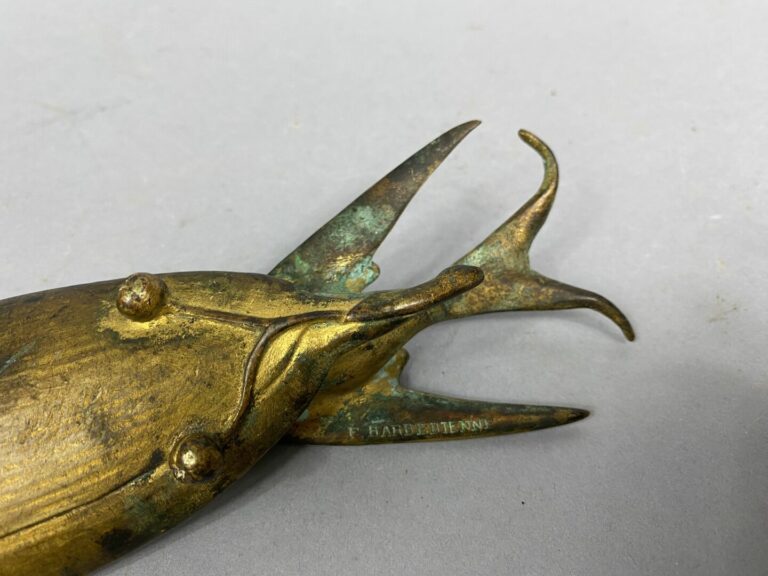F. BARBEDIENNE - Vide-poche en bronze à décor d'une hirondelle s'abreuvant - Si…