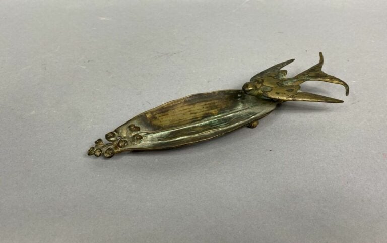 F. BARBEDIENNE - Vide-poche en bronze à décor d'une hirondelle s'abreuvant - Si…