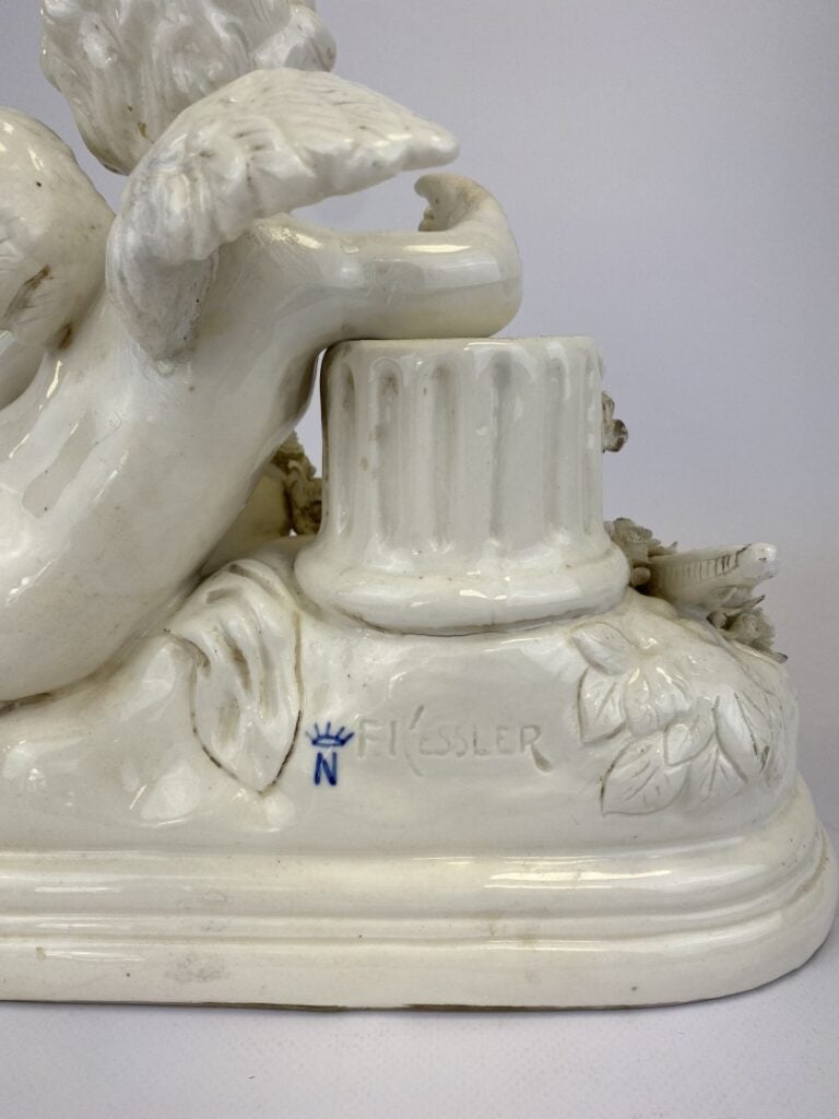 F. KESSLER (d'après) - Putto à la guirlande fleurie accoudé à une colonne. - Su…