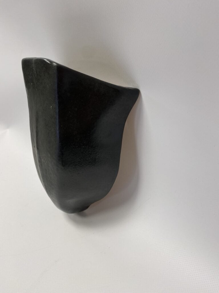 F. MOUGIN à Nancy. - Vase d'applique en grès émaillé noir, marqué au dos. - Hau…