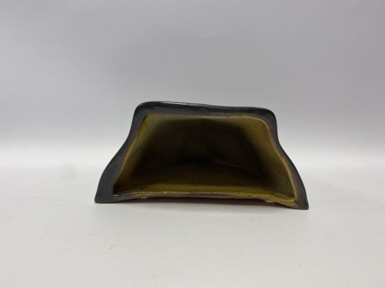 F. MOUGIN à Nancy. - Vase d'applique en grès émaillé noir, marqué au dos. - Hau…