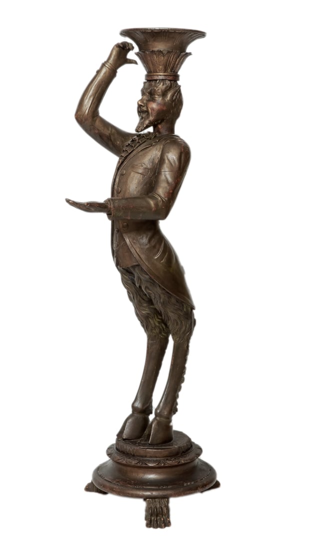 Faune serviteur en bois sculpté, sur un socle rond reposant sur des pattes de l…