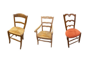 Fauteuil à assise paillée, style provençal. On joint cinq chaises paillées - H…