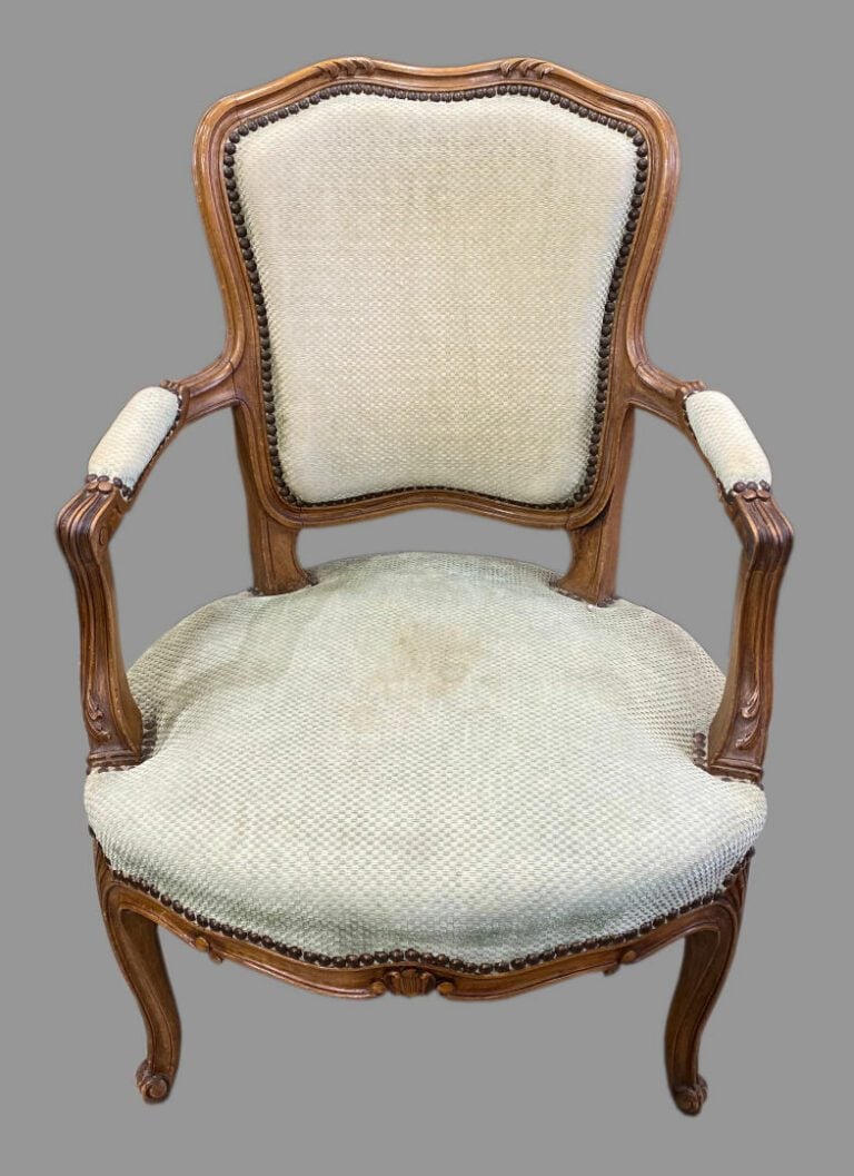 Fauteuil cabriolet en bois mouluré et sculpté de feuillages à dossier violonné,…