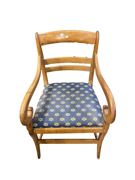 Fauteuil cabriolet en bois mouluré et sculpté de style Louis XV - On joint un f…