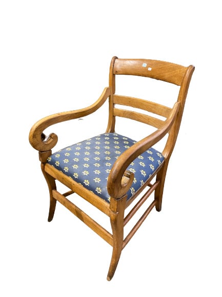 Fauteuil cabriolet en bois mouluré et sculpté de style Louis XV - On joint un f…